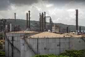 Oil Holds Biggest Decline in Three Weeks With Glut in Focus